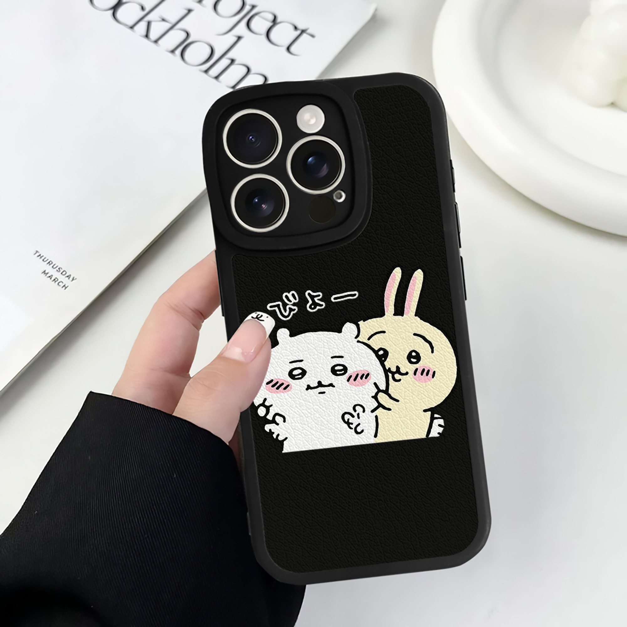 （画像用） ちいかわ うさぎ Chii-kawa usagi 【iPhone 16シリーズ対応】シリコンスマホケース（レザー調） 材質：シリコン